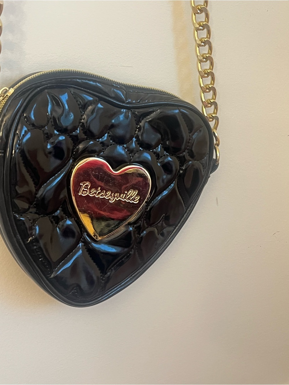 Vintage y2k Betsy Johnson heart -Shaped Patent Crossbody Bag with Gold Chain - Picture 5 of 7